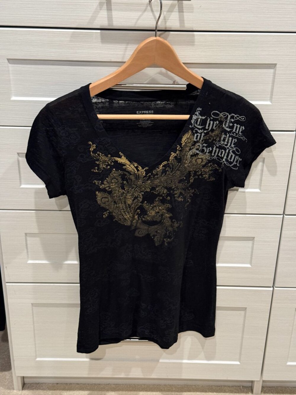 Express Black Graphic V-Neck Tee Size S Eye of the Beholder